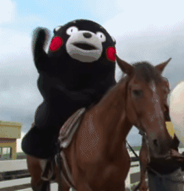 家長騎著“寶馬”接孩子放學(xué)，為了孩子也是拼了